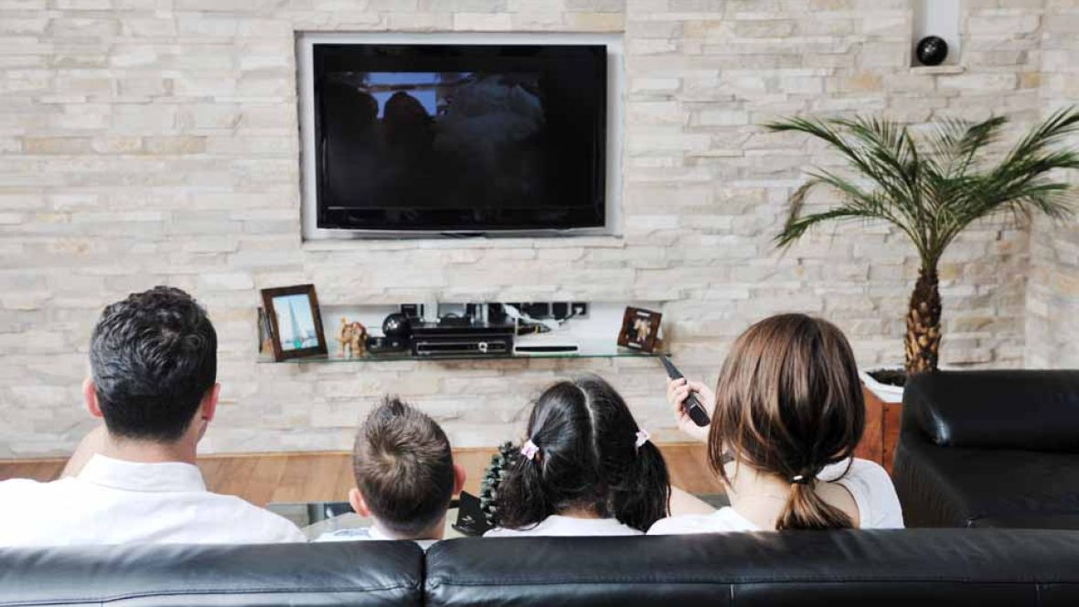 Assistir TV muito perto prejudica a visão?